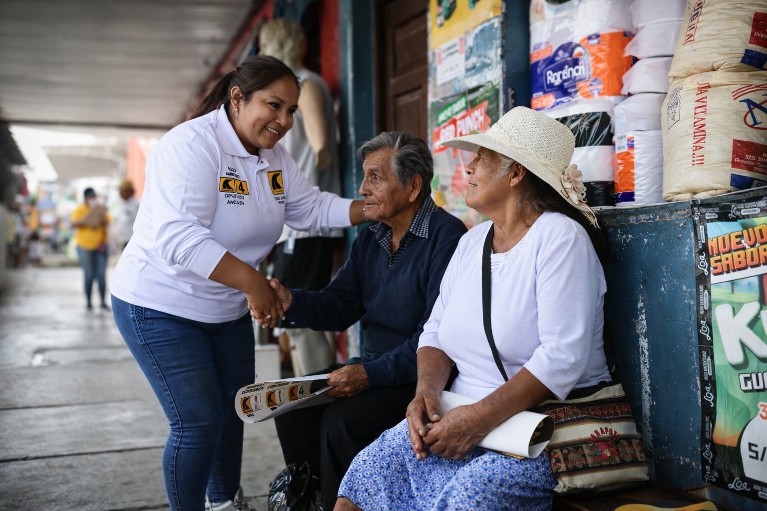 Rocio Ambrosio saludando a comerciantes en el mercado