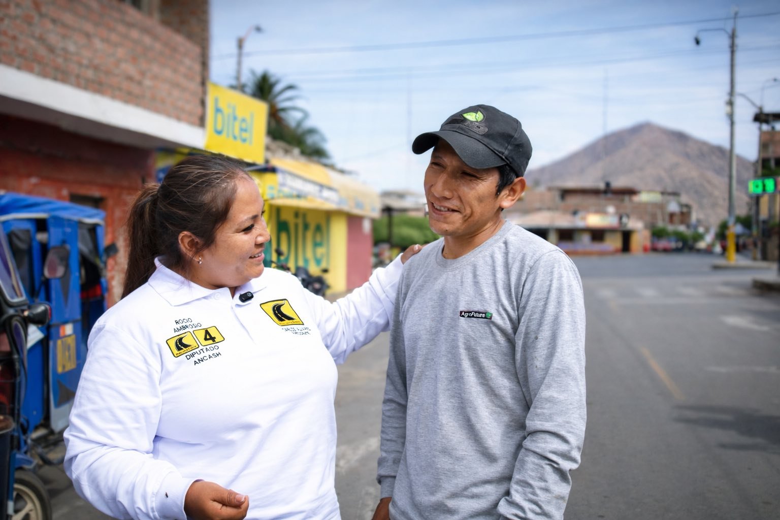 Rocio Ambrosio conversando con vecinos en la calle