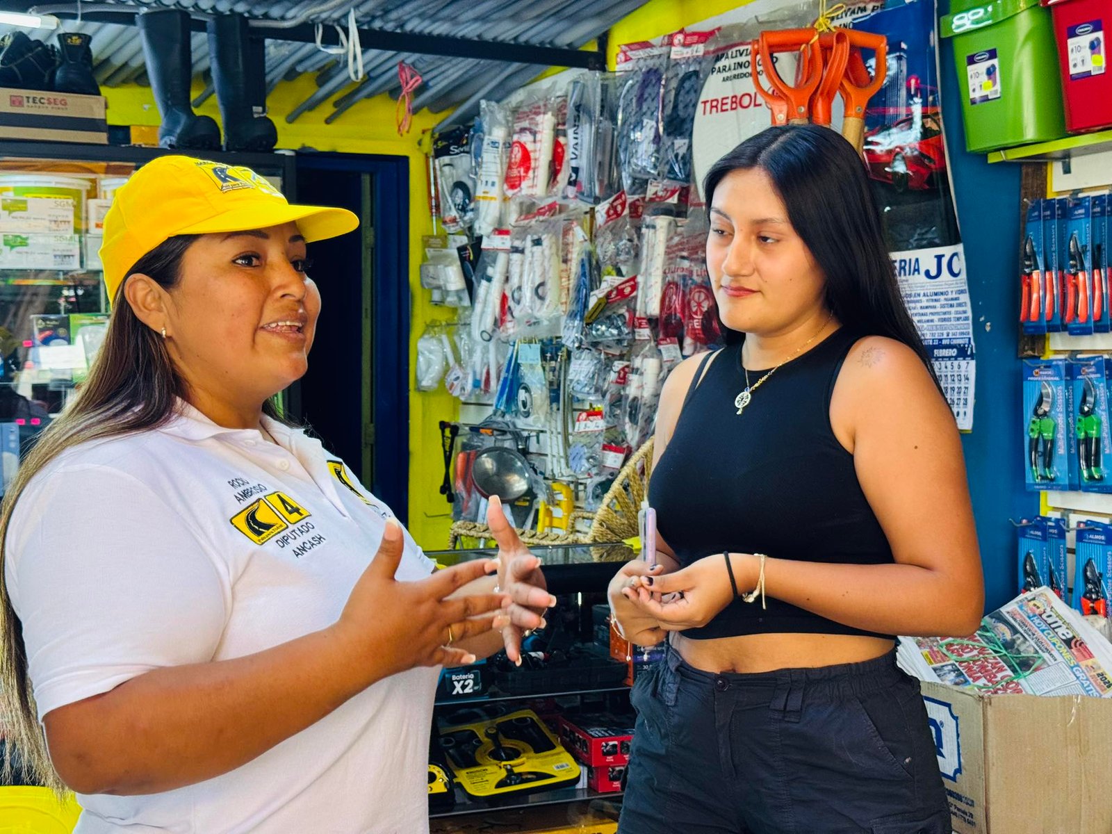 Rocio Ambrosio hablando con joven en ferreteria